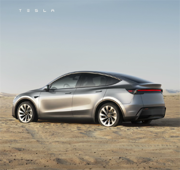 女子从四川飞往海南提特斯拉，不料拿到的是老款车型，价格未变但续航里程更短