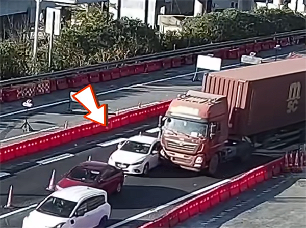 不具备变道条件还强行加塞，轿车被货车撞后，司机辩称“我车头都已经过来了”