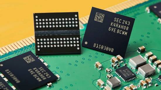 内存价格是不是涨得离谱了？俄罗斯的技术达人竟然直接手工制作出了DDR5内存条！