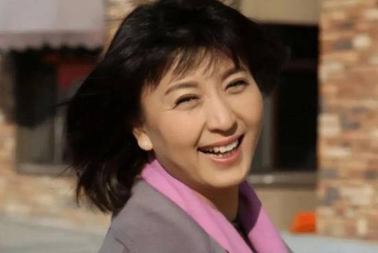 知名演员闫学晶感慨经济压力，透露儿子儿媳一年收入不足四十万