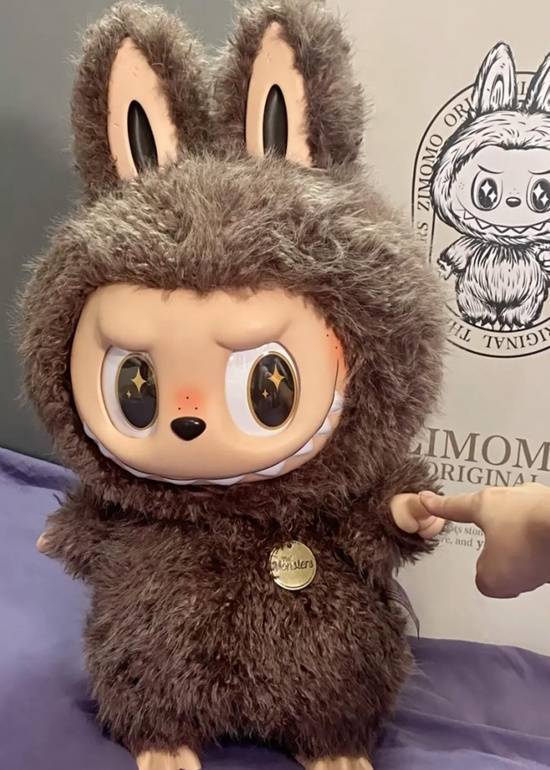 Labubu二手市场价格暴跌，千元身价跌至数百元让黄牛慌了神