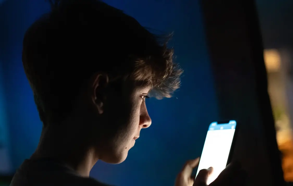 皮尤研究显示：TikTok取代YouTube，成为美国年轻人最青睐的新闻社交应用