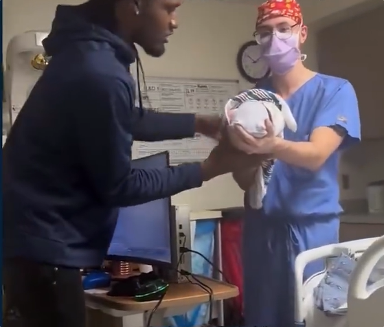 新手爸爸把全套Xbox游戏设备搬到产房，一边玩游戏一边等待孩子降临