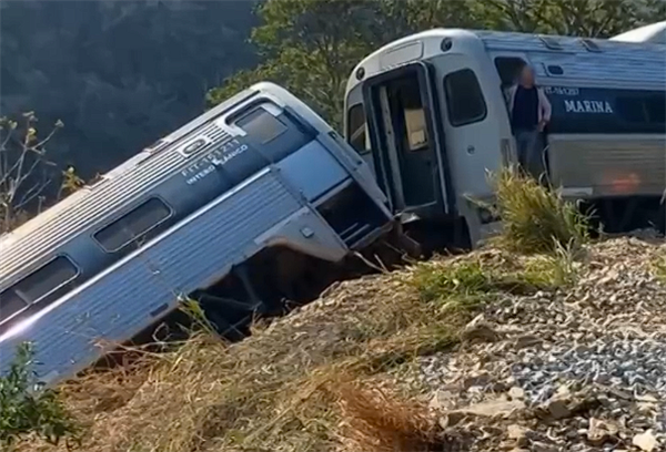 墨西哥一列火车脱轨坠入7米深山谷，事故已造成13人死亡、98人受伤