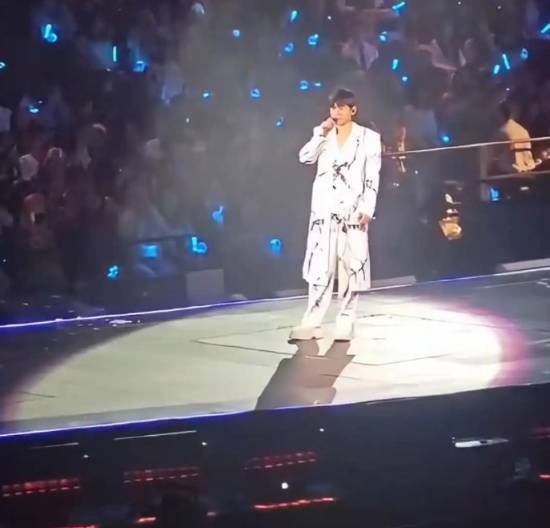 张杰在演唱会上回应争议：在成为一名优秀歌手之前，我得先做好一个男人