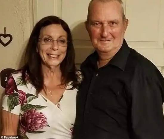 美国一位74岁的老奶奶曾五次成功战胜癌症，最终却不幸被邻居试枪时射出的流弹击中，意外身亡