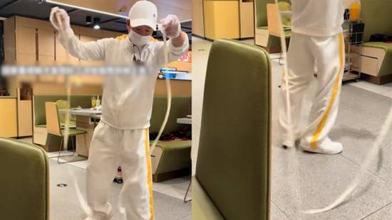 海底捞员工表演甩面时多次将面条甩落在地，顾客发现后获赠一个月无限用餐权益