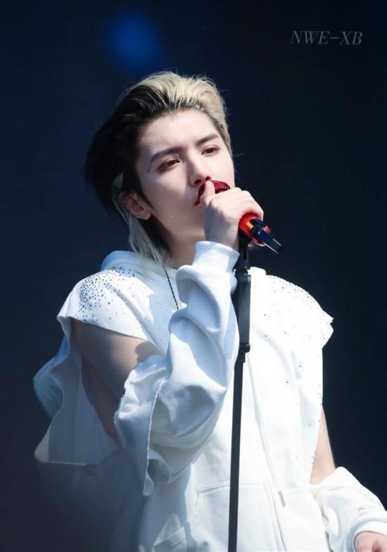 男偶像殴打女粉丝事件引发热议，经纪公司作出回应