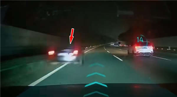 高速路上，一人因牙疼就地停车，另一人开启“智驾”却不看路，结果撞了！