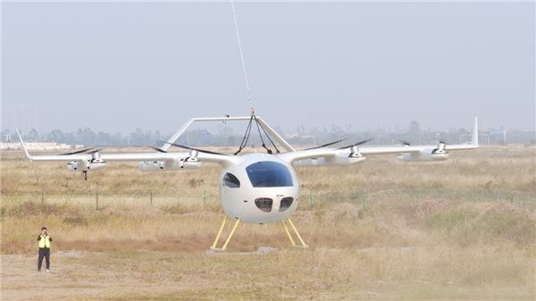 一汽红旗天辇1号飞行汽车原型机完成有保护首飞续航可达200公里