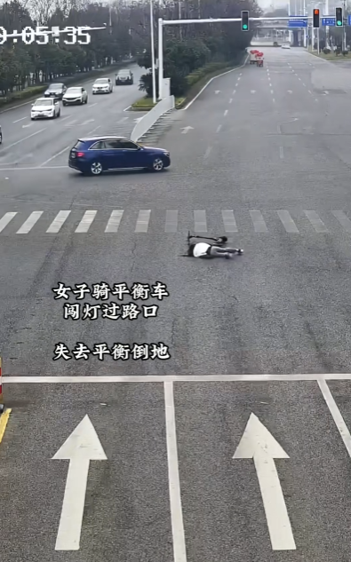 女子骑电动滑板车在路口摔倒，爬起后仍闯红灯，最终因“鬼探头”被撞