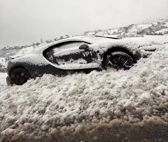 全球最贵“雪雕”诞生：价值380万欧元的布加迪Tourbillon原型车遭暴雪覆盖