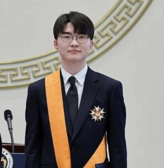 Faker选手获得了韩国运动员的最高荣誉“青龙章”，该奖项由韩国总统亲自授予