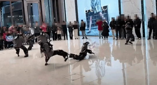 机器人施展武术动作“回旋踢”，一脚把同伴踹出去老远