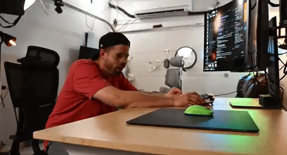 国外技术达人打造出能自动瞄准的鼠标，性能比外挂还要强悍