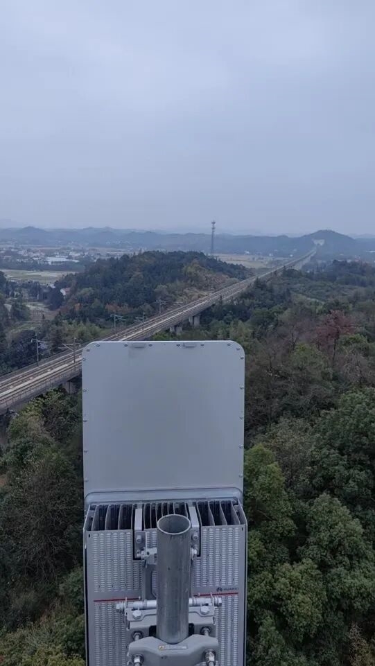 华为已完成京广高铁湖南段的5G网络升级工作，该路段5G平均下载速率较此前实现翻倍
