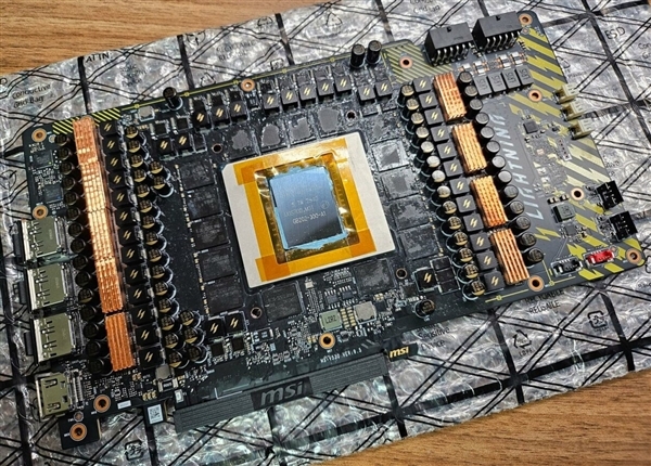 微星顶级旗舰显卡登场！RTX5090LightningZ亮相：配备双12V-2×6供电接口、40相供电设计