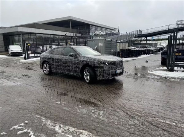 宝马首款纯电轿跑SUV新世代iX4实车谍照流出：车身姿态更低趴，造型更具攻击性