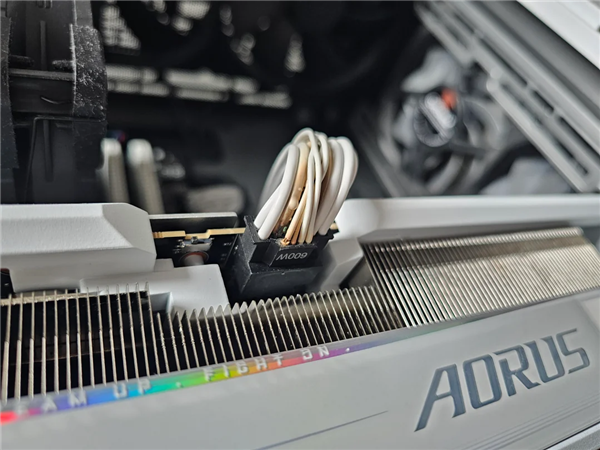 RTX5090新年首烧！玩游戏时闻到焦糊味就预感不妙