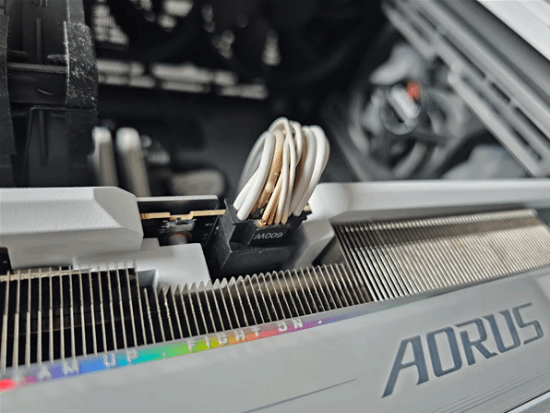 RTX5090新年首烧！玩游戏时闻到焦糊味瞬间察觉不对劲