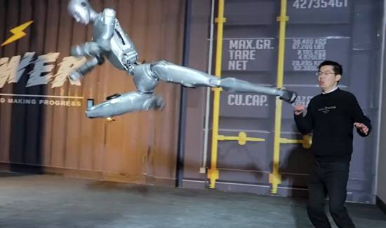 宇树机器人上演空中回旋踢，一脚踢爆西瓜，网友惊呼：终结者场景照进现实了
