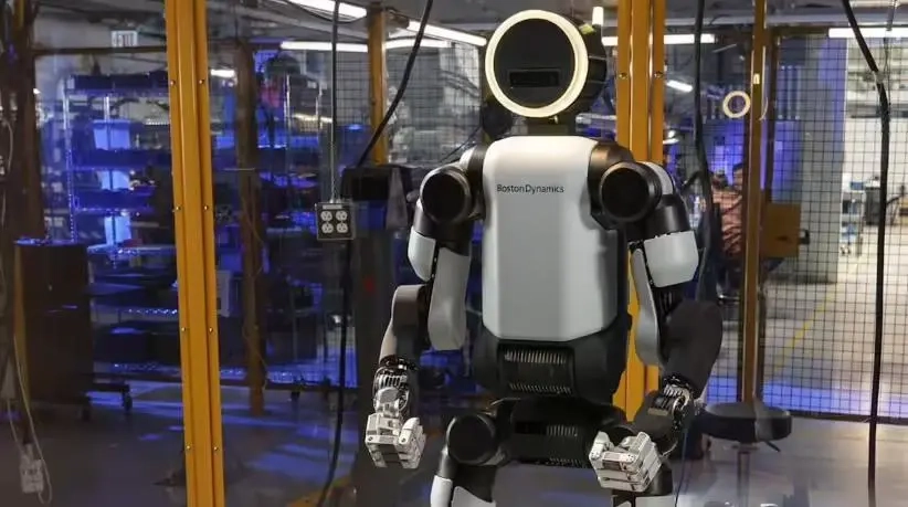 波士顿动力在2026年CES展会上推出Atlas人形机器人的量产型号，首批交付对象为现代汽车与谷歌DeepMind