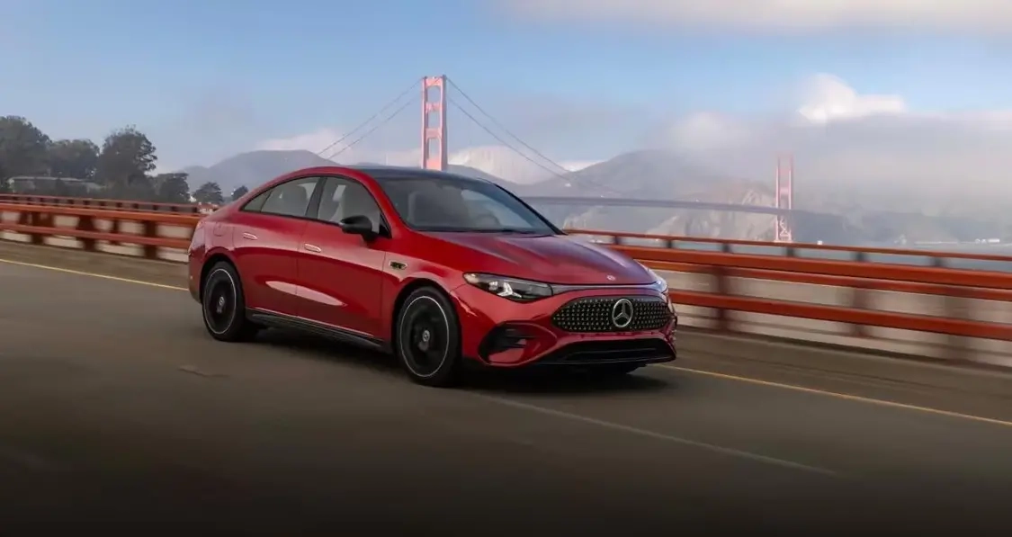 黄仁勋正式宣布，英伟达AI端到端驾驶辅助软件DRIVEAV将首次搭载于奔驰CLA车型，该新车计划在今年年底前推出市场。