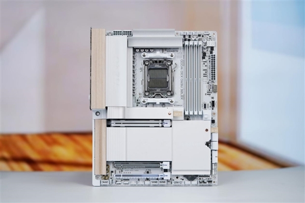 实木与皮革材质双加持！技嘉木雕X870EAEROX3DWOOD主板图赏