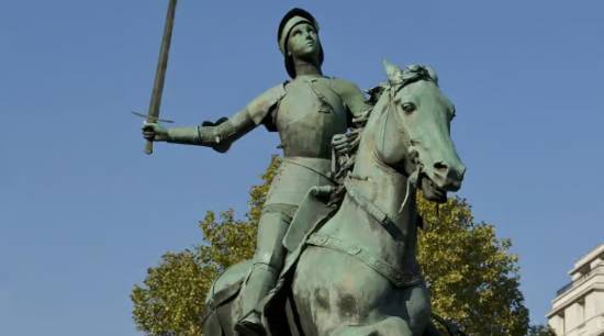 百年圣女贞德雕像佩剑被盗：圣遗物遭直接掰断后窃贼逃走