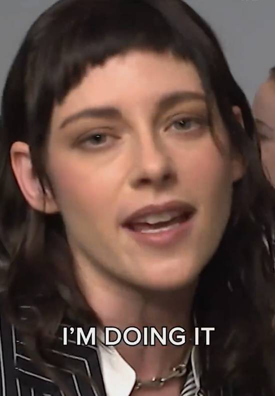 小K表示愿意参与《暮光之城》系列的翻拍工作，并且强调翻拍版必须由自己来执导