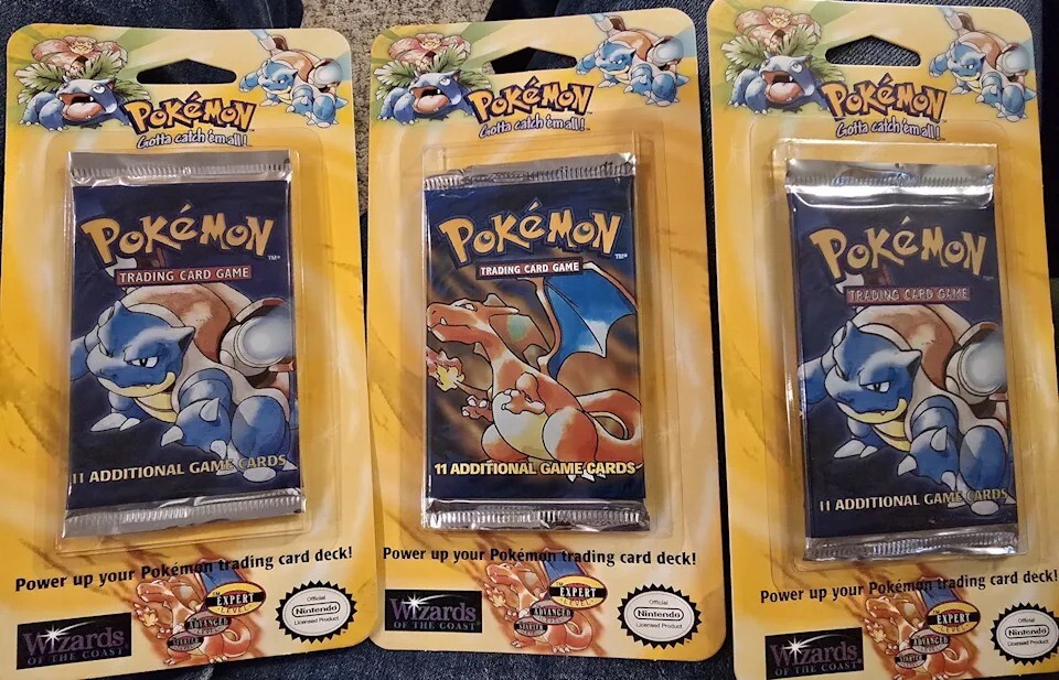 玩家打开尘封26年的时光胶囊，竟发现价值不菲的《宝可梦》初代卡包