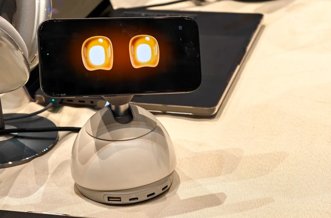 这款桌面充电器，可让你的苹果手机摇身一变成为智能机器人助手
