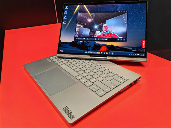 联想推出可自动翻转的笔记本电脑新品，其屏幕具备自动转向功能