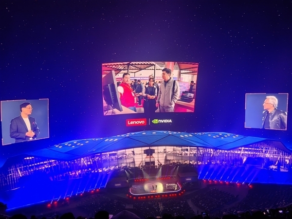 黄仁勋表示，过去三十年间IT产业所构建的计算基础设施，如今都亟待进行全方位的重塑