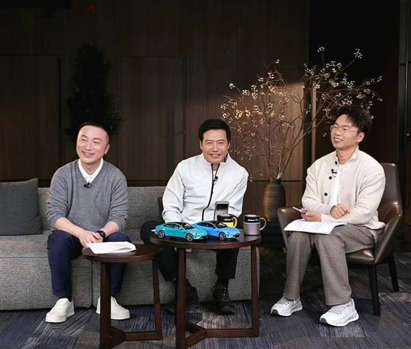 雷军就“为一个杯子开15次会”的说法作出回应：并非专门针对杯子召开会议，只是在相关会议中对其进行过讨论