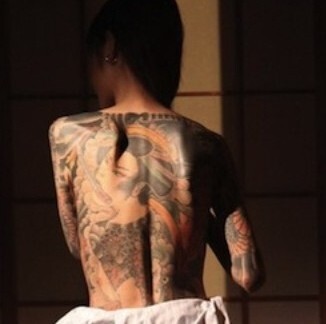 《如龙5》宣传片里那些身着西装、系着领带的僵尸们