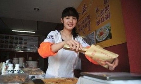 英国帅哥对“酱饼妹”深情告白