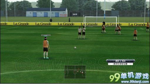 攻略：《实况足球2013》内脚腕外弧线操作技巧