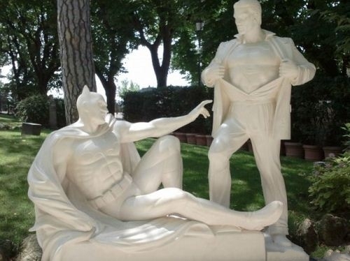 《变形金刚3》的女主角身着性感内衣走秀，魅力十足！