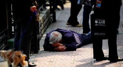 北大副校长“撑腰体”网络走红公众缘何冷漠？