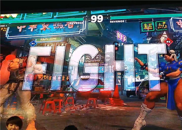 《街头霸王5》现场对战演示春丽美腿回旋技横扫全场