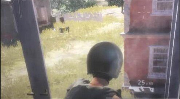 《绝地求生》大逃杀模式中，如何实现跳窗户的操作技巧