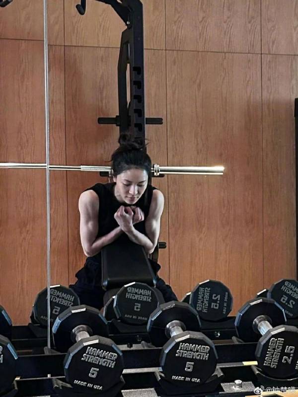 钟楚曦分享健身近照，手臂肌肉线条超有力量感[多图]