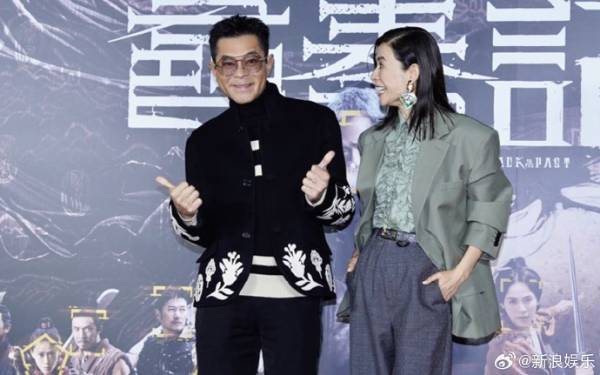 古天乐携《寻秦记》亮相台北首映礼获赠个人签名款旋转土豆花