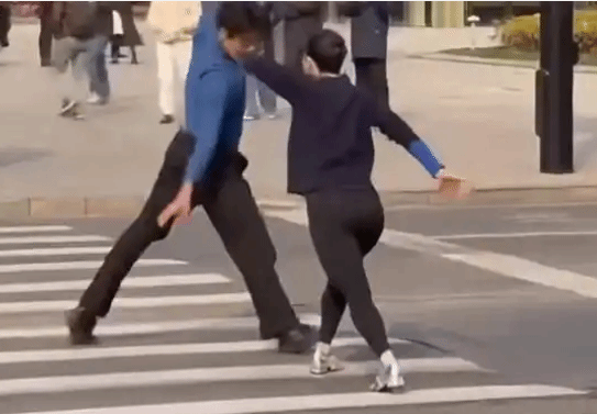 官方通报：一男一女在斑马线滞留跳舞，涉事4人因拍摄视频被行政处罚