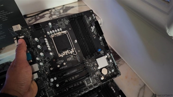 华擎H610Combo妖板实物亮相：2条DDR4插槽与4条DDR5插槽合二为一！