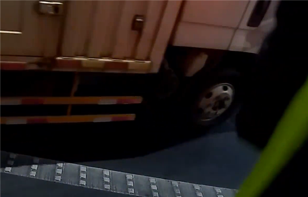 车辆因燃油耗尽抛锚，司机竟往油箱里加水：他称是从抖音上看到的方法，说加水能让车再开一小时