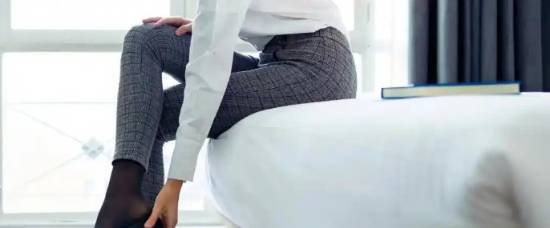 医生不建议直接穿着外裤在床上坐卧，这种行为容易引发皮肤瘙痒或过敏反应