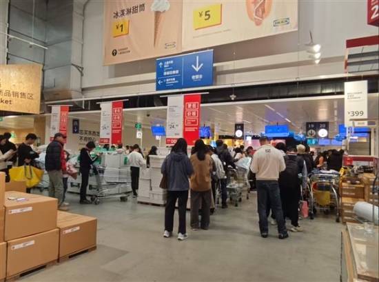 宜家关闭7家门店引发消费热潮工作人员贴出提示：电脑不出售