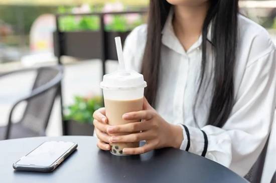 47岁女性员工上班时冲泡奶茶遭解雇，最终获赔一万多元